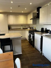 Modern, well-equipped and comfortable 3-bed home in lovely Shropshire village - Image 2