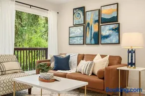 Remodeled Bellevue Family home w AC close to everything - Image 3