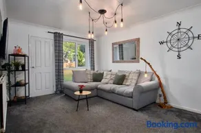 Cosy 2 bedroom flat, with parking & garden - Image 3