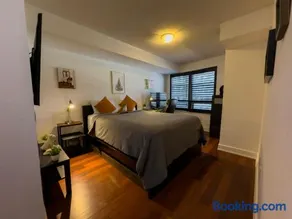 Core Downtown Toronto-8 Sleeper-4 Beds-2 Bathrooms-Washrooms-Free Parking-CN Tower-Ripleys Museum-Blue Jays Stadium In front-Indoor Gym-Swimming Pool-Jacuzzi Sauna-Filter Drinking Water-WiFi - Image 2