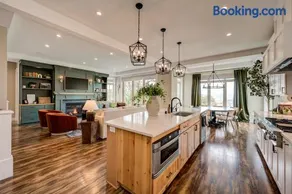 Luxury Seattle Retreat with Views and Bonus Suite - Image 3