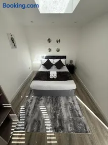 Modern guest house Free Parking - Image 5