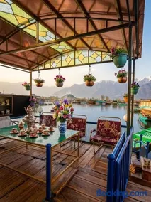 Pasadona Super Deluxe Houseboat - Image 1