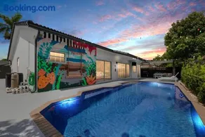 Flamingo Beach Escape -5 Bedrooms- Htd Pool, Game Room, Baby Items , BBQ - Image 2