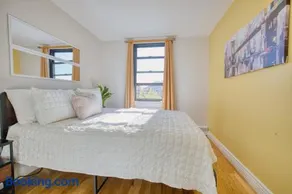 Spacious 3BR in Flatbush w King Bed, 2 Queens, Fast Wifi, AC - Image 4