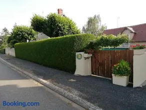 Gîte tout confort avec jardin fleuri, idéal pour pêche et balades, proche du Blanc et activités aériennes - Image 1