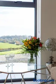 The Retreat, Sauna & Hot Tub, Charming & Cosy Gem - Image 2