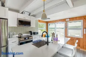 Spacious 3BR Sunset Island Beach House - Image 4