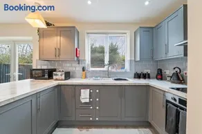 Contractor Base, 3BR, Free Parking, Fast Wi-Fi - Image 2