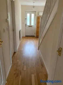 Oxford four-Bedrooms detached house with driveway parking - Image 4
