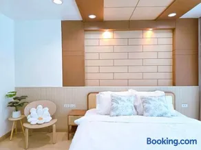 The beach bangsaen condo daily room Poolside - Image 2
