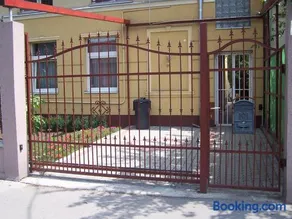 Akacia Apartment - FREE INSIDE PARKING, 2 bedrooms, garden, next to centre - Image 1