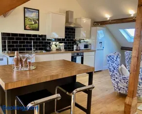 Windows over Stroud - 2BR Penthouse in Historic Building - Image 4