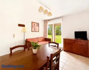 T3 familial avec piscine et parking, résidentiel - Image 3