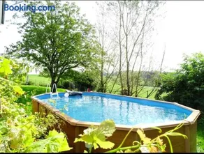 Évasion Nature - Paysage Verdoyant- Piscine - Image 1