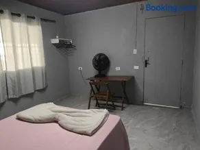 Quarto em lugar tranquilo e bem localizado - Image 5
