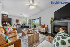 Brooklynns Bay Newly Redesigned Lakefront Retreat - Image 2