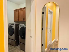 New! Near Ballparks, Stadium, Raceway, 4 TVs, Fast WiFI - Image 4