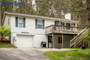 Cozy 3BR Grill Yard Games Walk to Downtown Lake MI - Image 1