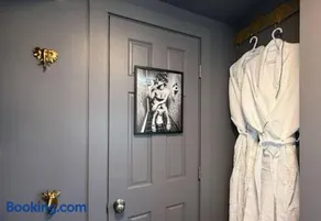 Speakeasy Hot Tub Escape | Pet-Friendly | Hudson NY - Image 4