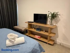 Anzac Park Guest Suite - Image 3