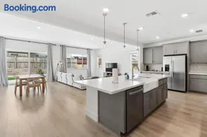 Monthly or Daily Stay in Spacious 4BD for Family or Work with Outdoor backyard and BBQ grill - Image 5