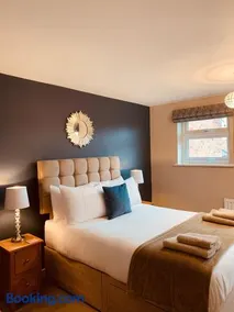 2 bedroom house walking distance to city centre WITH FREE PARKING - Image 2