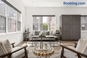 Luxury Downtown-Chatham Arch BoHo-style Townhome-Family Friendly - Image 2