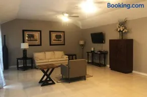 Spacious 2300SF, Recently Rehabbed, Large Living! - Image 1