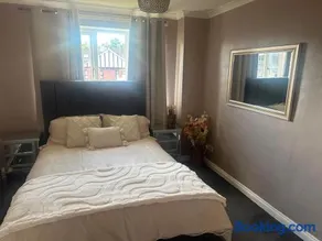 One bedroom flat close to city centre - Image 5