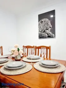 5-Bedroom House: Ensuite, Netflix, Prime Location - Image 3