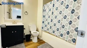 Vacay escape, private rooms in Charlotte with shared common spaces - Image 4