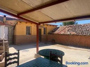 Agradable casa con chimenea y patio totalmente privado - Image 5