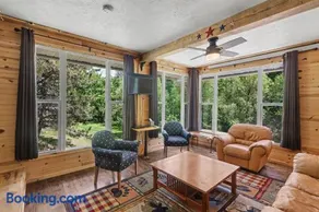 The Hill View Suite at Ten Stone Lodge - Image 1