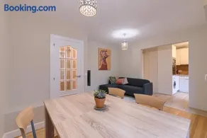 Vivienda turística reformada en zona residencial con garaje y wifi - Image 2