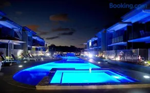 Luxe Resort Units Urangan Esp Hervey Bay Marina Ocean Views Pool - Image 1