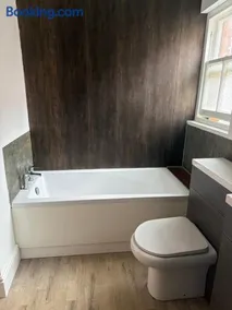 The Douglas Suite sleeps 6 near BAE Systems - Image 3