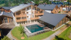 Exclusive accommodation terrace, parking and pool - Image 1
