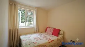 Cozy Studio with Private Access & En-Suite - Image 3