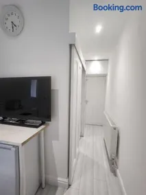 Blue Moon Ensuite - Image 4