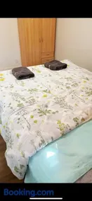 Pretty bedroom private bathroom - Image 5