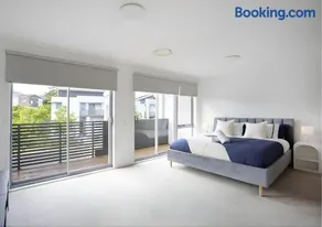 Premier 4BR Seaside Escape & Luxury Steps from Coogee Beach - Image 2
