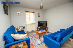 House Sleeps 4 with Parking and Garden - Image 5
