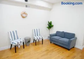 Newly Renovated Guest Rooms near Transportation - Image 2