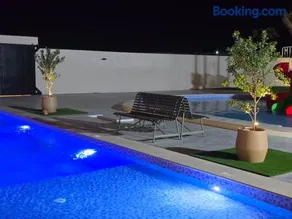 Al Tharaa Chalet استراحة الثراء - Image 3