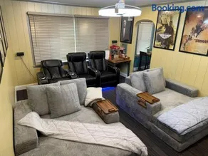 Hot Tub and Home Theatre in the Hood - Image 2