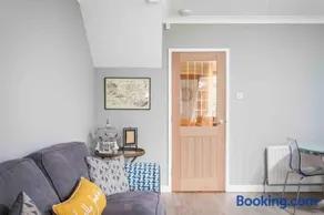 Lilliput Hideaway 5 mins from Sandbanks Beach - Image 2