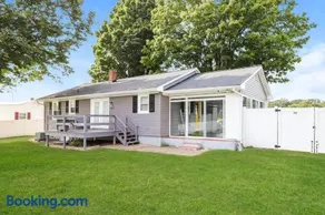 Modern 2BR near WFU Steps to LJVM Coliseum Family Friendly Fast WiFi - Image 2