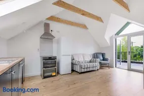 Rooftop Apartment - Image 4