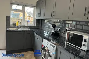 3 Bedroom Cosy Bungalow By Beds Away Short Lets & Serviced Accommodation Chalgrove With Outdoor Dining Area - Image 4
